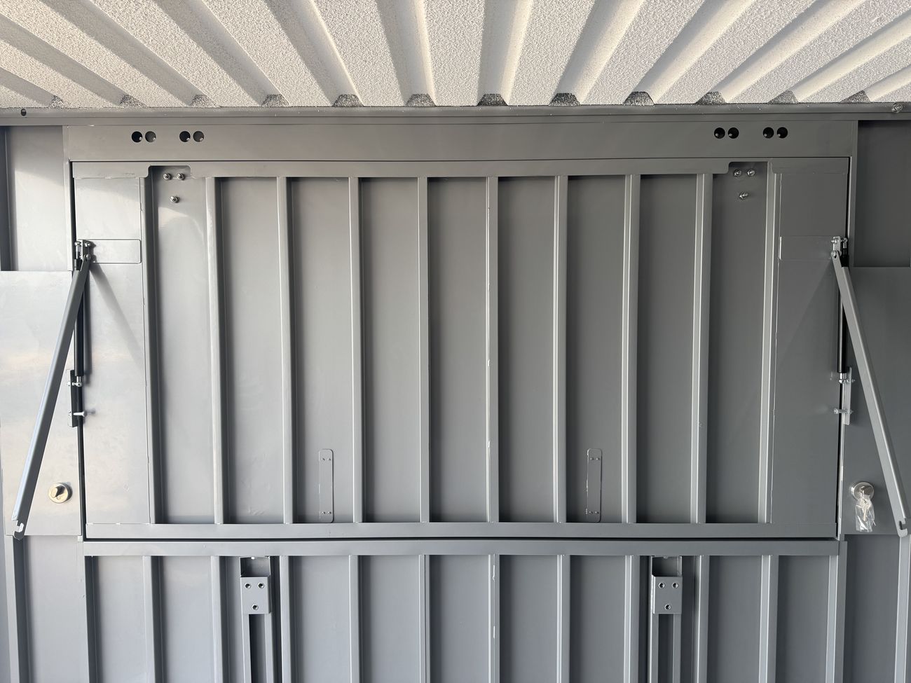 Gas-strut window flaps prop themselves open, no poles to fuss with.